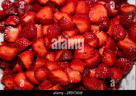 Fein gehackte Erdbeeren, vermischt mit Marmelade in einer Schüssel Stockfoto