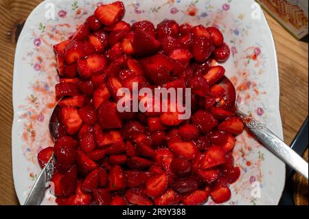 Fein gehackte Erdbeeren, vermischt mit Marmelade in einer Schüssel Stockfoto