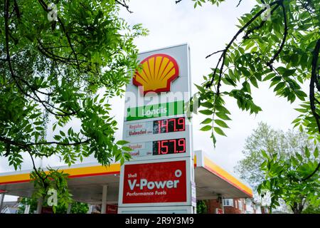 London – Mai 2023: Schild mit Tankstelle für Shell mit Londis-Supermarkt und Kraftstoffpreisen, Acton, West-London Stockfoto