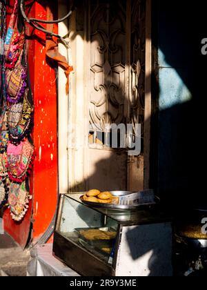 Udaipur, Indien - 29. Dezember 2022: Indischer Imbiss zum Frühstück, der in Rajasthan, genannt Kachori, sehr gegessen wird. Stockfoto