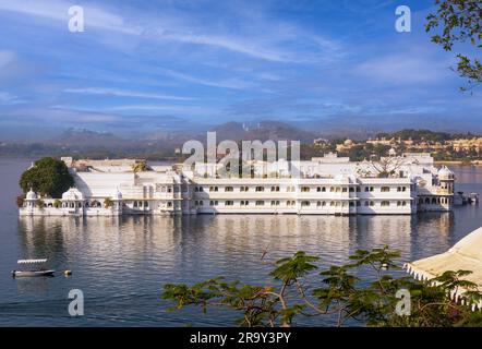 Udaipur, Indien - 29. Dezember 2022: Heritage Lake Palace wurde in ein Luxushotel am Pichola Lake in Udaipur, Rajasthan umgewandelt Stockfoto