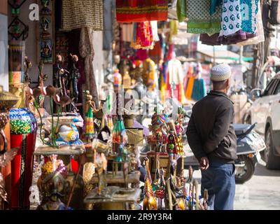 Udaipur, Indien - 29. Dezember 2022: Unidentifizierter moslemischer Ladenverkäufer, der gut auf dem lokalen Markt in Udaipur, Haathipol, verkauft. Stockfoto