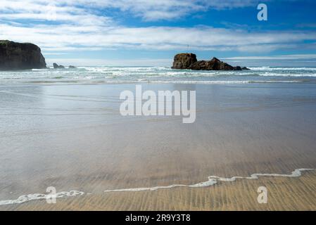 Wunderschöner sonniger Tag am Perranporth Beach Cornwall England Stockfoto