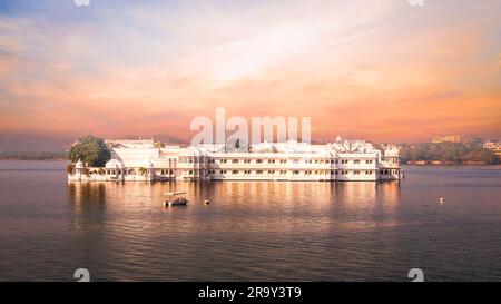 Udaipur, Indien - 29. Dezember 2022: Heritage Lake Palace wurde in ein Luxushotel am Pichola Lake in Udaipur, Rajasthan umgewandelt Stockfoto