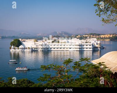 Udaipur, Indien - 29. Dezember 2022: Historischer Seepalast, der in ein Luxushotel am Pichola-See umgewandelt wurde Stockfoto