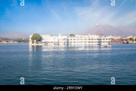 Udaipur, Indien - 29. Dezember 2022: Heritage Lake Palace wurde in ein Luxushotel am Pichola Lake in Udaipur, Rajasthan umgewandelt Stockfoto