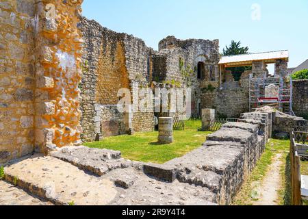 Innenhof der mittelalterlichen Burg Brie Comte Robert im französischen Departement seine et Marne in der Hauptstadtregion Ile-de-France in der Nähe Stockfoto