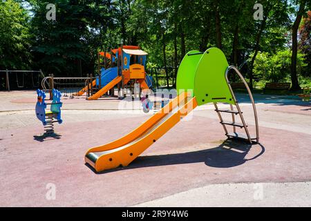 Spielplatzausstattung auf rotem Gummiboden im Parc des Bienfaites („Bienfaites Park“) von Brie Comte Robert in der Nähe von Paris, Frankreich Stockfoto