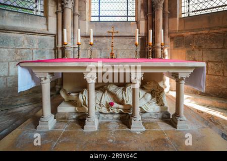 Grababababbildung in der Kapelle des südlichen Querschnittes der Basilika-Kathedrale von Soissons, die dem Heiligen Gervais und dem Heiligen Protais im französischen AISN gewidmet ist Stockfoto