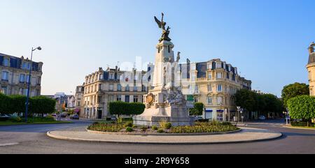 Place de la République („Platz der Republik“) in Soissons, Frankreich - Kreisverkehr mit einer klassischen Skulptur zur Feier der Freiheit, gekrönt von einem geflügelten Engel Stockfoto