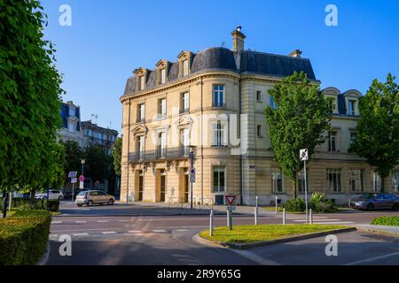 Place de la République („Platz der Republik“) in Soissons, Frankreich - Kreisverkehr mit einer klassischen Skulptur zur Feier der Freiheit, gekrönt von einem geflügelten Engel Stockfoto