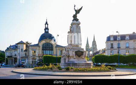 Place de la République („Platz der Republik“) in Soissons, Frankreich - Kreisverkehr mit einer klassischen Skulptur zur Feier der Freiheit, gekrönt von einem geflügelten Engel Stockfoto