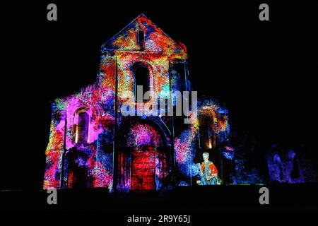 Lichtshow auf der römisch-katholischen Kirche Saint Pierre au Parvis („St. Peter auf dem Platz“) im Stadtzentrum von Soissons in Aisne, Picardie, Fra Stockfoto