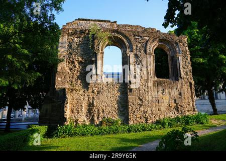 Ruinen einer mittelalterlichen Mauer im Stadtzentrum von Soissons in Aisne, Picardie, Frankreich Stockfoto