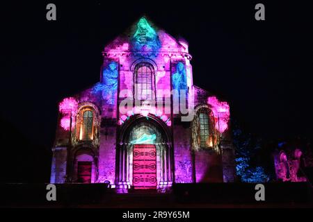 Lichtshow auf der römisch-katholischen Kirche Saint Pierre au Parvis („St. Peter auf dem Platz“) im Stadtzentrum von Soissons in Aisne, Picardie, Fra Stockfoto