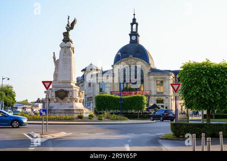 Place de la République („Platz der Republik“) in Soissons, Frankreich - Kreisverkehr mit einer klassischen Skulptur zur Feier der Freiheit, gekrönt von einem geflügelten Engel Stockfoto