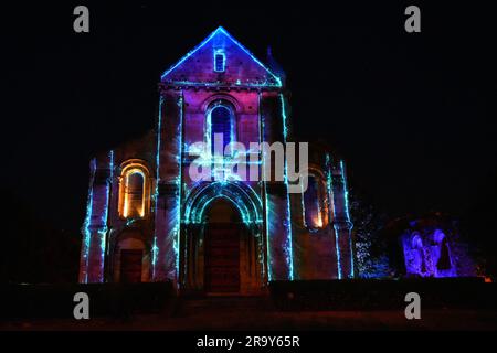 Lichtshow auf der römisch-katholischen Kirche Saint Pierre au Parvis („St. Peter auf dem Platz“) im Stadtzentrum von Soissons in Aisne, Picardie, Fra Stockfoto