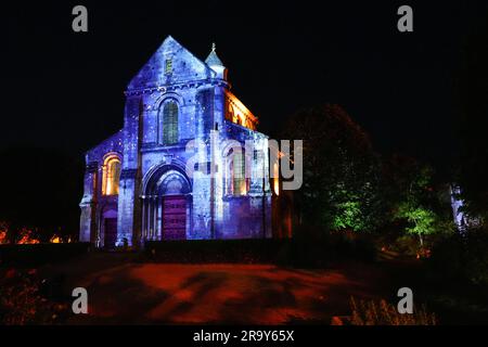 Lichtshow auf der römisch-katholischen Kirche Saint Pierre au Parvis („St. Peter auf dem Platz“) im Stadtzentrum von Soissons in Aisne, Picardie, Fra Stockfoto