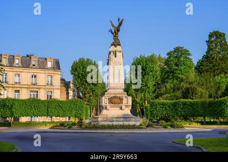 Place de la République („Platz der Republik“) in Soissons, Frankreich - Kreisverkehr mit einer klassischen Skulptur zur Feier der Freiheit, gekrönt von einem geflügelten Engel Stockfoto