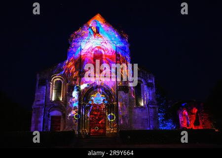 Lichtshow auf der römisch-katholischen Kirche Saint Pierre au Parvis („St. Peter auf dem Platz“) im Stadtzentrum von Soissons in Aisne, Picardie, Fra Stockfoto