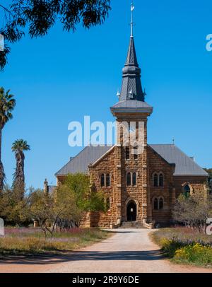 Neogotische Sandsteinkirche. Die niederländische Reformierte Kirche ist ein imposantes Gebäude in Nieuwoudtville, im äußersten Westen des Nordkappens. Stockfoto