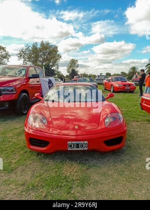 Red Sport Ferrari 360 Modena Coupe Berlinetta in einem Park. Natur, Gras, Bäume. CAACMACH 2023 Oldtimer-Show. Stockfoto