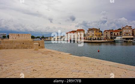 Supetar, Kroatien - Mai 13. 2023. Das Hafenschild im Hafen von Supetar auf Brac Island in Kroatien Stockfoto