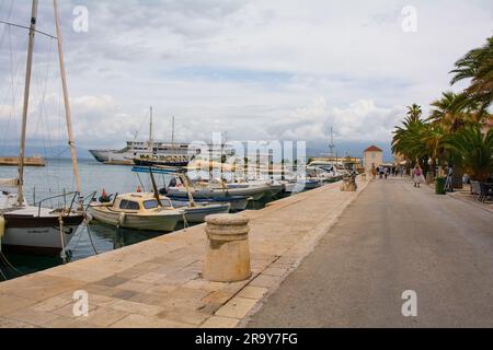 Supetar, Kroatien - Mai 13. 2023. Der Hafen von Supetar auf Brac Island in Kroatien Stockfoto