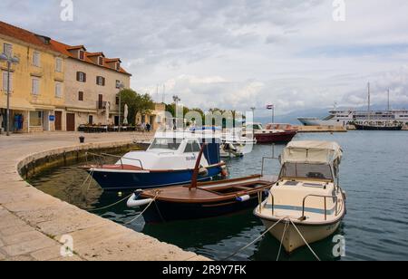 Supetar, Kroatien - Mai 13. 2023. Der Hafen von Supetar auf Brac Island in Kroatien Stockfoto