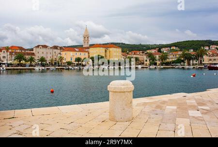 Supetar, Kroatien - Mai 13. 2023. Die Uferpromenade von Supetar auf Brac Island in Kroatien Stockfoto