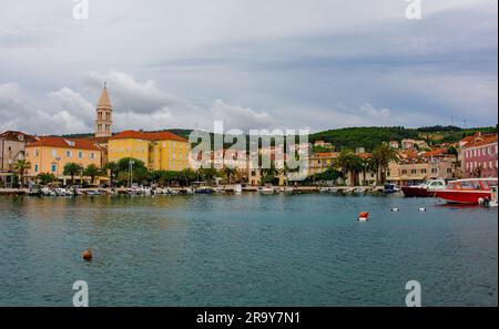 Supetar, Kroatien - Mai 13. 2023. Die Uferpromenade von Supetar auf Brac Island in Kroatien Stockfoto