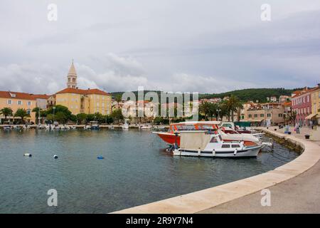 Supetar, Kroatien - Mai 13. 2023. Die Uferpromenade von Supetar auf Brac Island in Kroatien Stockfoto