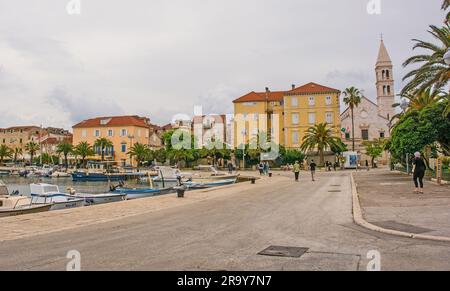 Supetar, Kroatien - Mai 13. 2023. Die Uferpromenade von Supetar auf Brac Island in Kroatien Stockfoto