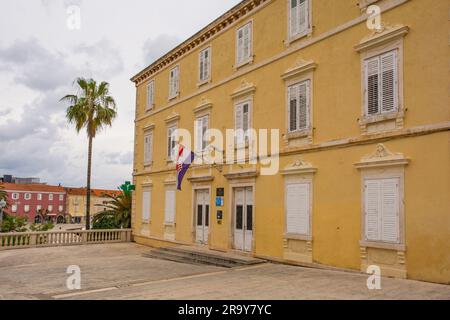 Supetar, Kroatien - Mai 13. 2023. Das Grundschulgebäude in Supetar auf Brac Island, Kroatien Stockfoto