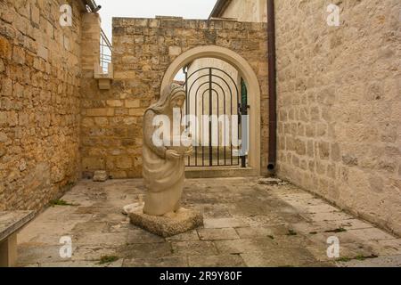 Supetar, Kroatien - Mai 13. 2023. Das Mutter-Teresa-Denkmal in Supetar auf Brac Island, Kroatien. Geschaffen von Brac Bildhauer Pero Jaksic Stockfoto