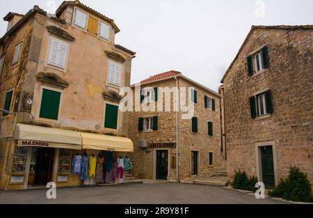 Supetar, Kroatien - Mai 13. 2023. Gebäude in der Nähe der Uferpromenade von Supetar auf Brac Island in Kroatien Stockfoto