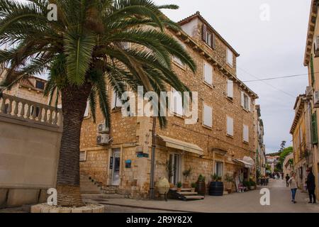 Supetar, Kroatien - Mai 13. 2023. Gebäude in der Nähe der Uferpromenade von Supetar auf Brac Island in Kroatien Stockfoto