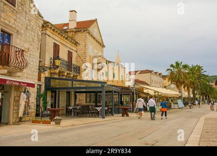 Supetar, Kroatien - Mai 13. 2023. Die Uferpromenade von Supetar auf Brac Island in Kroatien Stockfoto