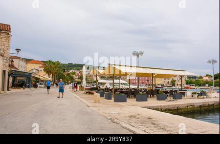 Supetar, Kroatien - Mai 13. 2023. Die Uferpromenade von Supetar auf Brac Island in Kroatien Stockfoto