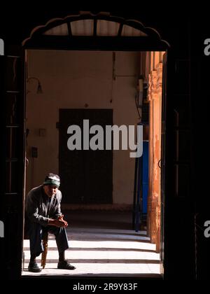 Jodhpur, Indien - 24. Dezember 2022: Porträt eines nicht identifizierten alten Wachmanns in einem der besuchten Paläste in Rajasthan Stockfoto