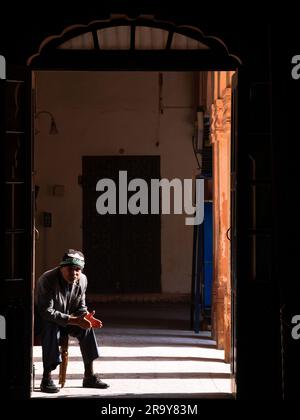 Jodhpur, Indien - 24. Dezember 2022: Porträt eines nicht identifizierten alten Wachmanns in einem der besuchten Paläste in Rajasthan Stockfoto