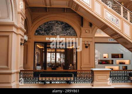 Beige stilvolle Fassade der Burberry Boutique im berühmten Einkaufszentrum in Moskauer KAUGUMMI. Burberry ist eine Luxuskleidermarke mit Sitz in Großbritannien Stockfoto