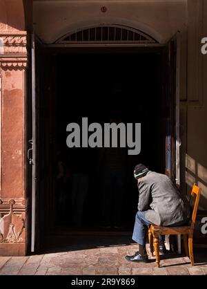 Jodhpur, Indien - 24. Dezember 2022: Porträt eines nicht identifizierten alten Wachmanns in einem der besuchten Paläste in Rajasthan Stockfoto