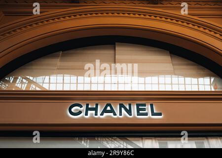 Elegantes, ästhetisches Chanel-Logo. Boutique-Eingang. Chanel ist ein Modehaus, das 1909 gegründet wurde und sich auf Haute Couture-Produkte spezialisiert hat. Stockfoto