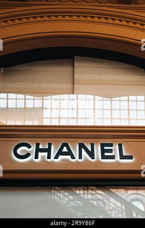 Elegantes, ästhetisches Chanel-Logo. Boutique-Eingang. Chanel ist ein Modehaus, das 1909 gegründet wurde und sich auf Haute Couture-Produkte spezialisiert hat. Stockfoto