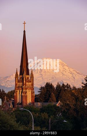 Die katholische Kirche Holy Rosary und der Mount Rainier befinden sich in Tacoma, Washington Stockfoto