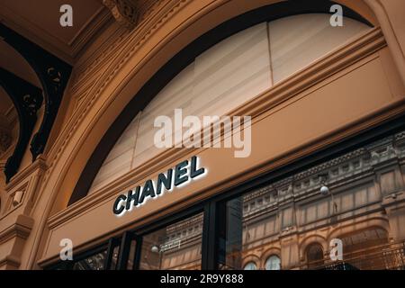 Elegantes, ästhetisches Chanel-Logo. Boutique-Eingang. Chanel ist ein Modehaus, das 1909 gegründet wurde und sich auf Haute Couture Goods.x spezialisiert hat Stockfoto