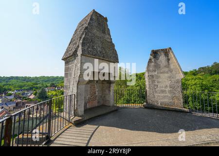 Steinkamin auf einer Dachterrasse des Kerkers der Septmonts in Aisne, Picardie, Frankreich - dieser mittelalterliche Turm wurde im 14. Jahrhundert erbaut Stockfoto