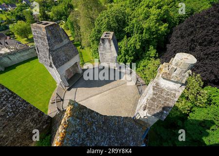 Steinkamin auf einer Dachterrasse des Kerkers der Septmonts in Aisne, Picardie, Frankreich - dieser mittelalterliche Turm wurde im 14. Jahrhundert erbaut Stockfoto