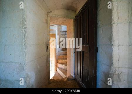 Wendeltreppe im Kerker der Septmonts in Aisne, Picardie, Frankreich - dieser mittelalterliche Turm wurde im 14. Jahrhundert erbaut und wurde sowohl für militärische an verwendet Stockfoto